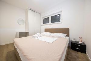 Ένα ή περισσότερα κρεβάτια σε δωμάτιο στο Apartmani tamaris +46 φωτογραφίες