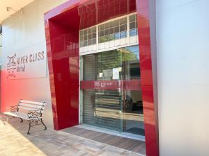un banco sentado frente a un edificio en River Class Hotel, en Petrolina