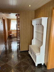 um corredor com uma prateleira branca num quarto em FerienGnevkow45 - Mit dem Zug direkt ins Grüne - Entspannung inklusive em Gnevkow