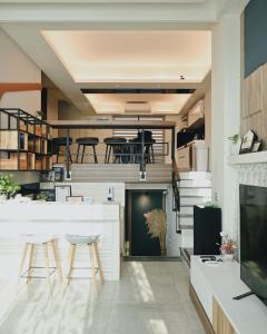 A kitchen or kitchenette at 宜蘭-讀好民宿 Read Nice House B&B 電梯民宿