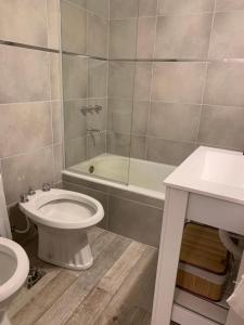 ein Badezimmer mit einem WC, einem Waschbecken und einer Badewanne in der Unterkunft Alquiler Temporal Departamento centrico y confortable en Mendoza in Mendoza