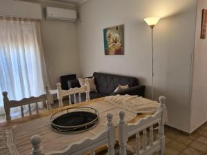 ein Wohnzimmer mit einem Tisch und einem Sofa in der Unterkunft Alquiler Temporal Departamento centrico y confortable en Mendoza in Mendoza