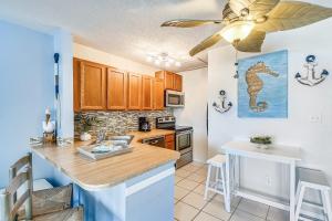 une cuisine avec une table et un ventilateur de plafond dans l'établissement Sandpiper Cove 8229 Destin Condo, à Destin