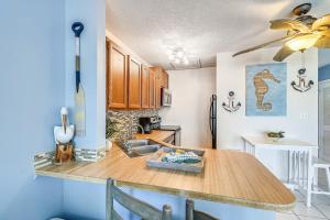 - une cuisine avec une table en bois dans une chambre dans l'établissement Sandpiper Cove 8229 Destin Condo, à Destin