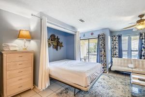 デスティンにあるSandpiper Cove 8229 Destin Condoのベッドルーム1室(ベッド1台、ドレッサー、窓付)