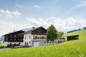 WeerbergにあるBauernhof Ferienwohnungen Sennhofの高台の家