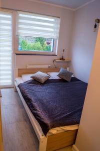Uma cama ou camas num quarto em Zibi i Pod Topolami
