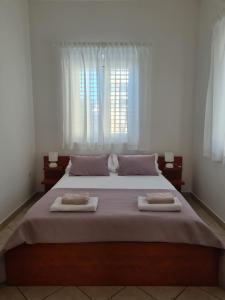 sypialnia z dużym łóżkiem z dwoma ręcznikami w obiekcie Apartment Oleander w Bol