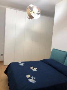 - une chambre avec une couverture bleue sur un lit dans l'établissement Salerno Eremita Apartment, à Salerne