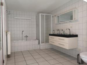 a bathroom with a sink and a tub and a toilet at Ferienwohnung Bensdorf in Bensdorf