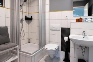 Ванна кімната в Bauhaus Apartment - Netflix & Wifi