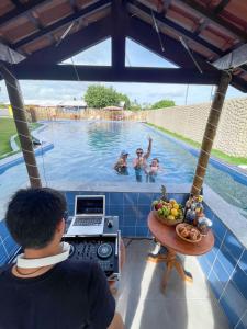 chłopiec siedzący w basenie z DJ-em w obiekcie Sol Beach w mieście São Miguel dos Milagres +14 zdjęć