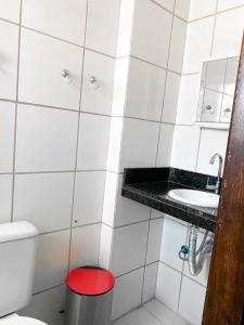Un baño pequeño con inodoro y lavabo. en River Class Hotel, en Petrolina