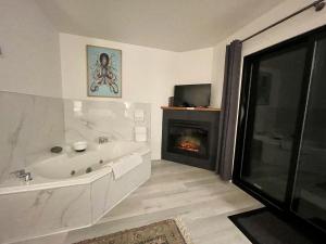 Gallery image of Private Oceanfront Room With Hot Tub & Firepit - Shore Thing in Ucluelet +22 photos