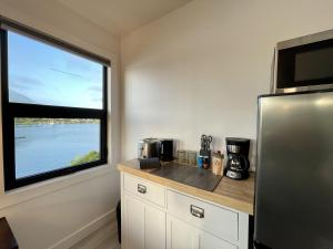 Кухня или мини-кухня в Private Oceanfront Room With Hot Tub Firepit - Shore Thing
