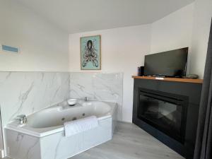 Koupelna v ubytování Private Oceanfront Room With Hot Tub Firepit - Shore Thing