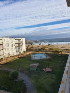 una vista aérea de un complejo de apartamentos con parque infantil en Dpto Bordemar 2, en Las Cruces