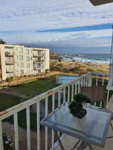 balcone con tavolo e vista sull'oceano di Dpto Bordemar 2 a Las Cruces