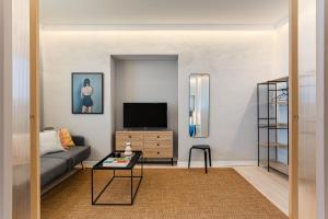 聖瑪麗亞港的住宿－Art Suites by Casa de Indias，带沙发和电视的客厅