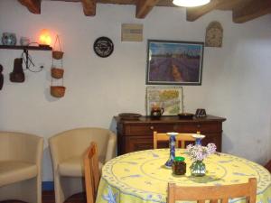 uma sala de jantar com uma mesa com uma toalha de mesa amarela em Lou Cabanis em Saint-Germain-de-Calberte