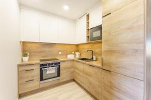 Kuchyňa alebo kuchynka v ubytovaní APARTAMENT NA ARTYLERYJSKIEJ + 4 fotografie