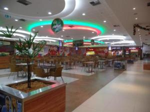 a restaurant with tables and chairs in a shopping mall at Casa Cantinho de Santarém in Santarém