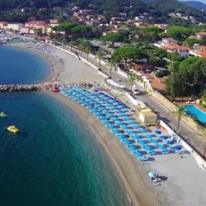 una vista aerea su una spiaggia con ombrelloni e sull'oceano di CASA VACANZE My Way a Cavo