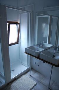 a bathroom with two sinks and a mirror at Albergue de peregrinos Compostela in Molinaseca