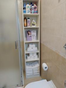 uma casa de banho com chuveiro, WC e toalhas em Sul mare con spiaggetta privata vicino a Cefalù. em Buonfornello