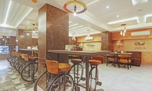 restauracja z barem z rowerami zaparkowanymi wokół niej w obiekcie Treebo Tryst Seven Lake View w mieście Hajdarabad