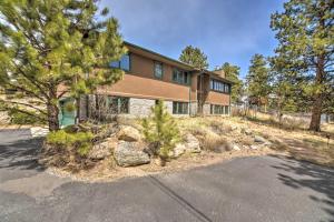 une grande maison avec une allée devant dans l'établissement Estes Park Home with AC - half Mi to Lake and Downtown!, à Estes Park