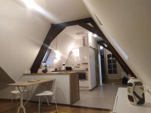 cocina con mesa y encimera en La Manécanterie, en Bourges