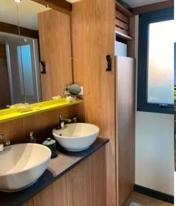 a bathroom with two sinks and a mirror at Cottage cosy Bassin d'Arcachon in La Teste-de-Buch