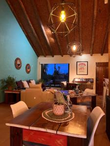 sala de estar con mesa y sofá en Posada de la Viuda, en Punta del Diablo