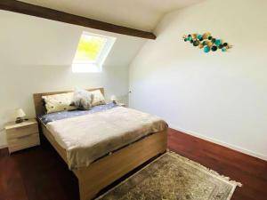 Tempat tidur dalam kamar di Appartement de 3 chambres avec jardin clos et wifi a Orgnac sur Vezere