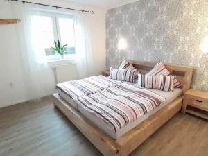 ein großes Bett in einem Schlafzimmer mit Fenster in der Unterkunft Apartment in Halenfeld near Ski Slope in Sellerich