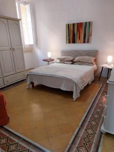 1 dormitorio con 1 cama grande y 2 mesas en Ivy Rooms, en Sliema