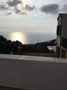 uma vista para o oceano a partir do telhado de um edifício em Da Nonno Presta em Buonvicino