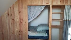 Uma ou mais camas em beliche em um quarto em Ty Calouenn, la plage à pied