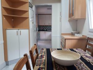 UmbreteにあるCasa Villa Ladiのキッチン(テーブル、ボウル付)