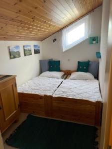 Posteľ alebo postele v izbe v ubytovaní Katarina's cozy bungalov