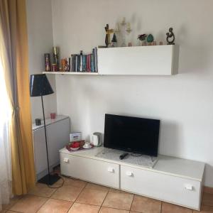 een wit bureau met een televisie erop bij Apartment Verdiano in Parma