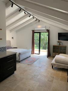 een slaapkamer met 2 bedden en een groot raam bij לבנדר בגלבוע בריכה מחוממת 4 חדרי שינה in Nurit
