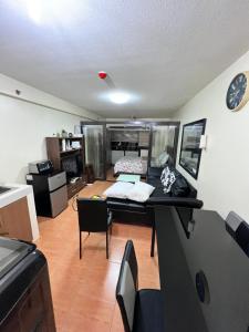 Zimmer mit Tisch und Bett in der Unterkunft One Oasis by Paseo de Corazon Residence in Cagayan de Oro