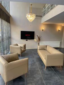 Grand Faik Hotel的休息区