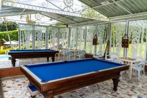 Habitación con 2 mesas de billar y sillas en Villa Principessa - Lujo y comfort, en La Tebaida
