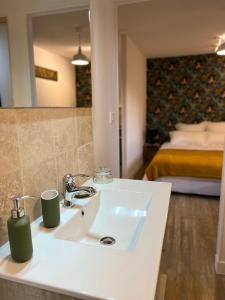 La salle de bains est pourvue d'un lavabo et d'un lit. dans l'établissement Le petit pressoir, à Saint-Gatien-des-Bois
