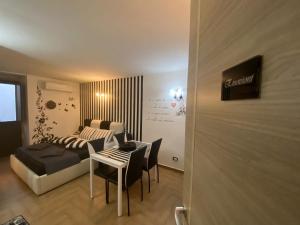 A television and/or entertainment centre at Residence Emozioni Ortigia