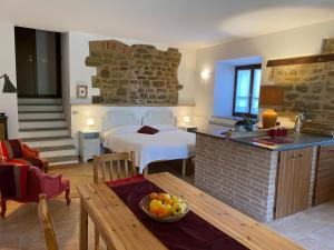 um quarto de hotel com uma cama e uma mesa com uma taça de fruta em Agriturismo KeBio I Tenuta di Fassia em Gubbio