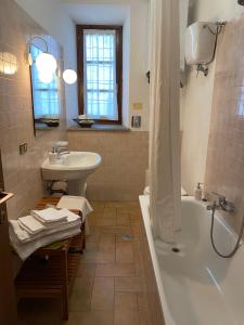 uma casa de banho com uma banheira e um lavatório e uma banheira em Agriturismo KeBio I Tenuta di Fassia em Gubbio